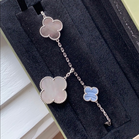 SOLD ♥️ Van Cleef & Arpels Magic Alhambra bracelet - Picture 5 of 16